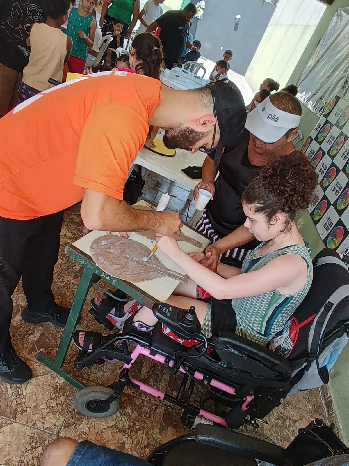Entrega de cestas básicas, com caixas de alimentos empilhadas.