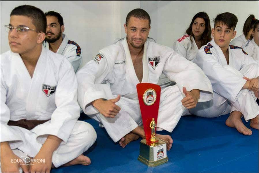 Professor Claudinei Ribeiro da Silva em aula de judô com adolescentes
